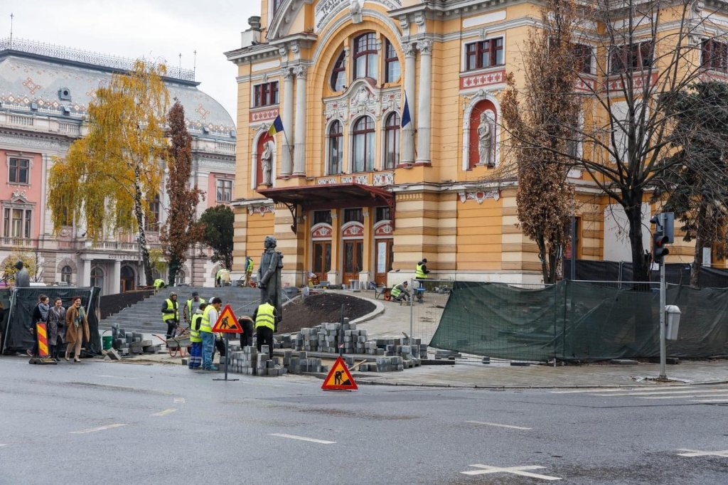 Lucrările din fața Teatrului Național din Cluj, finalizate până la parada de 1 decembrie. Când va fi gata parcul din spatele clădirii?