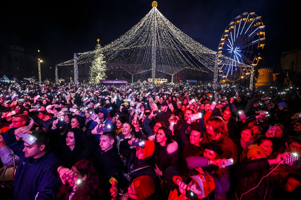 Direcția 5 a făcut spectacol în cea de a doua seară a Târgului de Crăciun de la Cluj. Oamenii din Piața Unirii au fredonat versurile și au dansat împreună cu formația