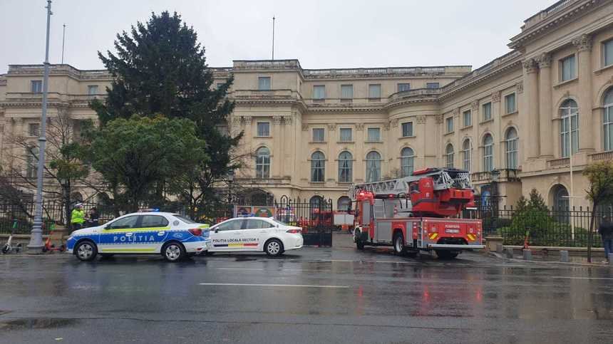 Incendiu la Palatul Regal. 8 autospeciale au stins focul iar nimeni nu a fost rănit