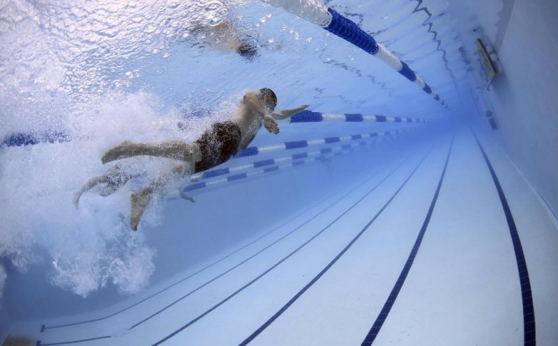 Își face sală de fitness, saună și piscină. E profesor la UMF