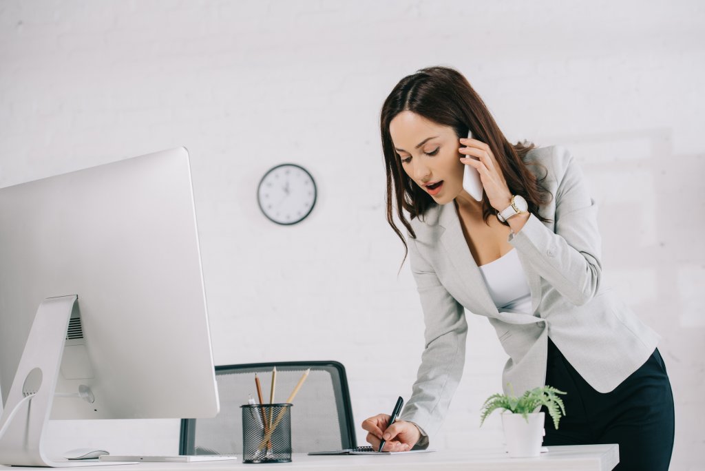 Salariile secretarelor ajung aproape de 1.000 de euro. La Cluj sunt printre cele mai căutate din țară