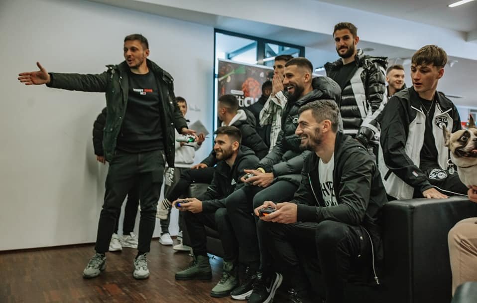 Fotbaliștii Universității Cluj au dat mingea pe consolă și s-au întrecut cu suporterii