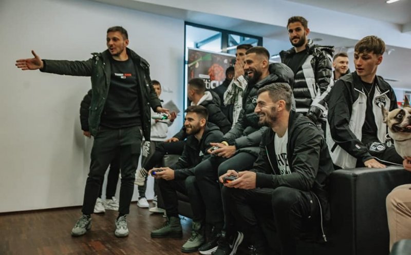 Fotbaliștii Universității Cluj au dat mingea pe consolă și s-au întrecut cu suporterii