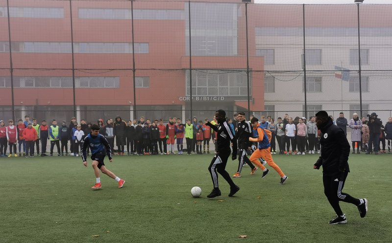 Ora de sport alături de "studenți". Elevii clujeni s-au întrecut pe teren cu jucătorii Universității Cluj