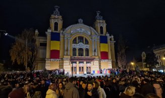 Mii de clujeni așteaptă spectacoul de drone și artificii din Piața Avram Iancu