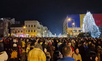 Mii de clujeni așteaptă spectacoul de drone și artificii din Piața Avram Iancu