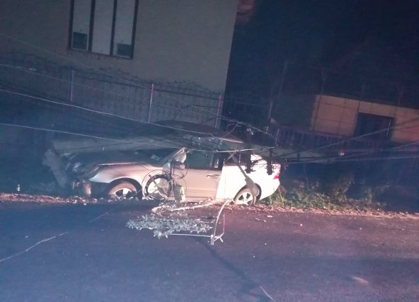  Un șofer clujean a rupt un stâlp cu mașina. A lăsat zeci de case fără lumină și apă