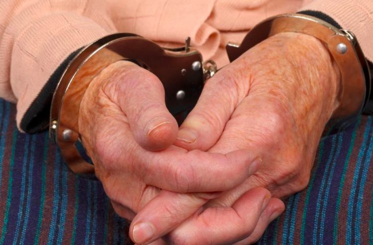 O femeie de 82 de ani a fost arestată pentru că nu a plătit o factură la gunoi. Unde s-a întâmplat asta