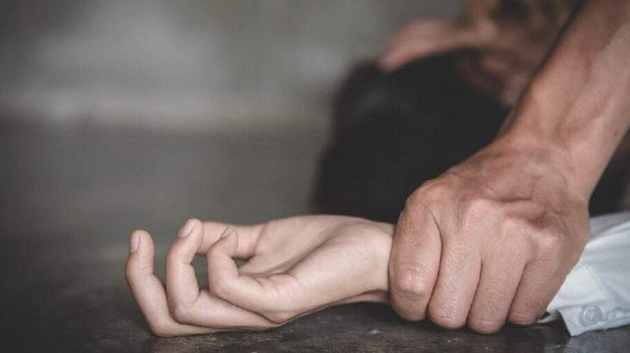 O adolescentă de 15 ani a fost violată în toaleta unui mall de fostul iubit. Un martor a auzit întreaga scenă