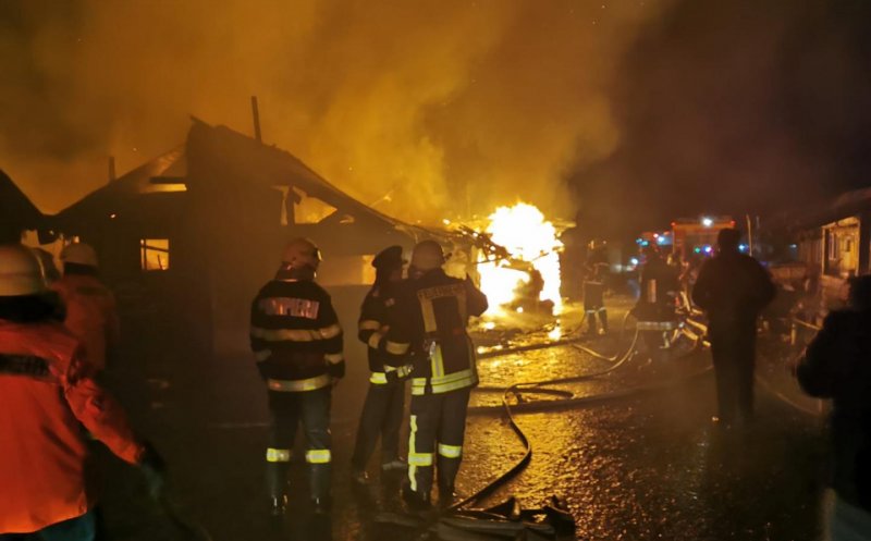 Casă cuprinsă de flăcări, într-o localitate din Cluj