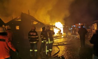 Casă cuprinsă de flăcări, într-o localitate din Cluj