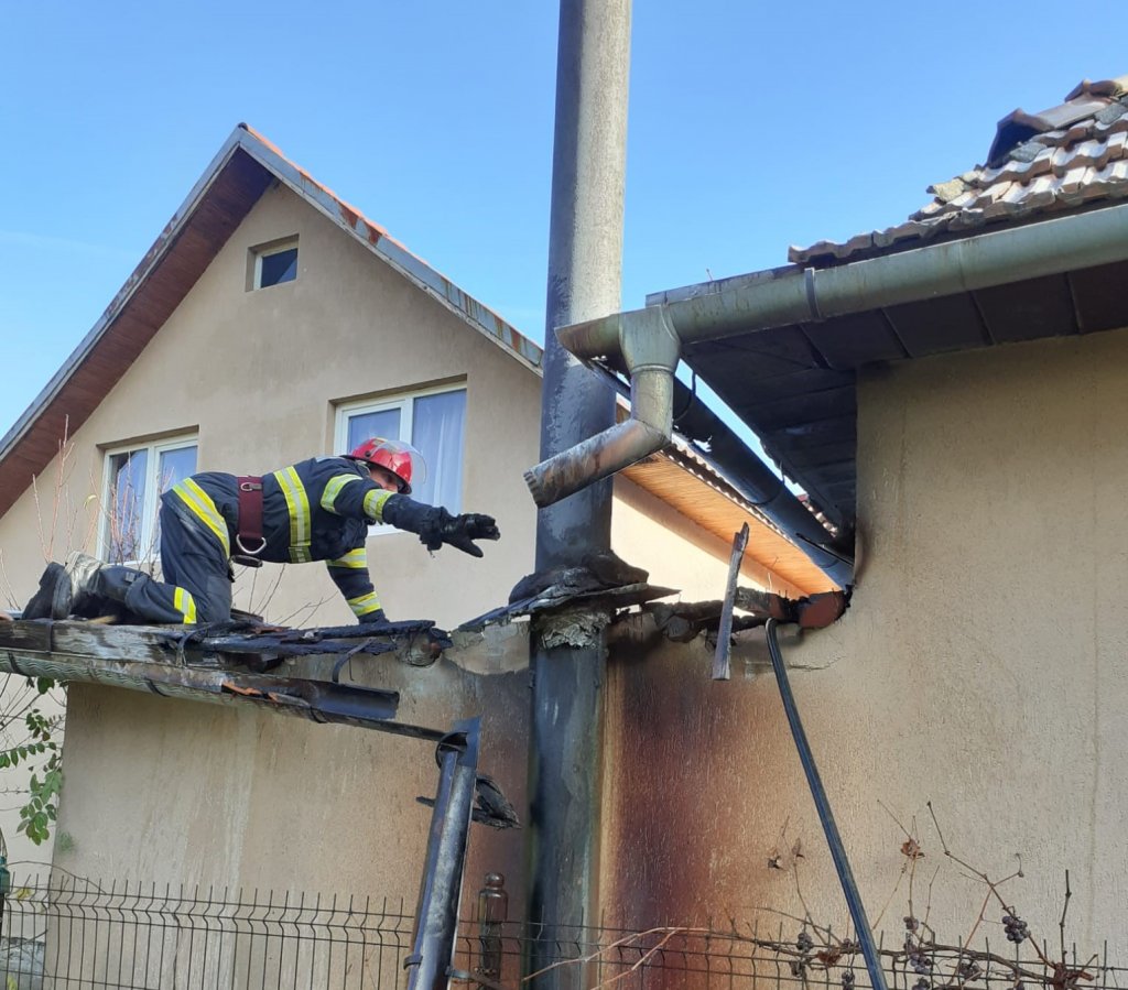 Încă un incendiu în Cluj. Tot din cauza coșului de fum a luat foc și acoperișul casei din Bucea. Cum evităm astfel de situații?