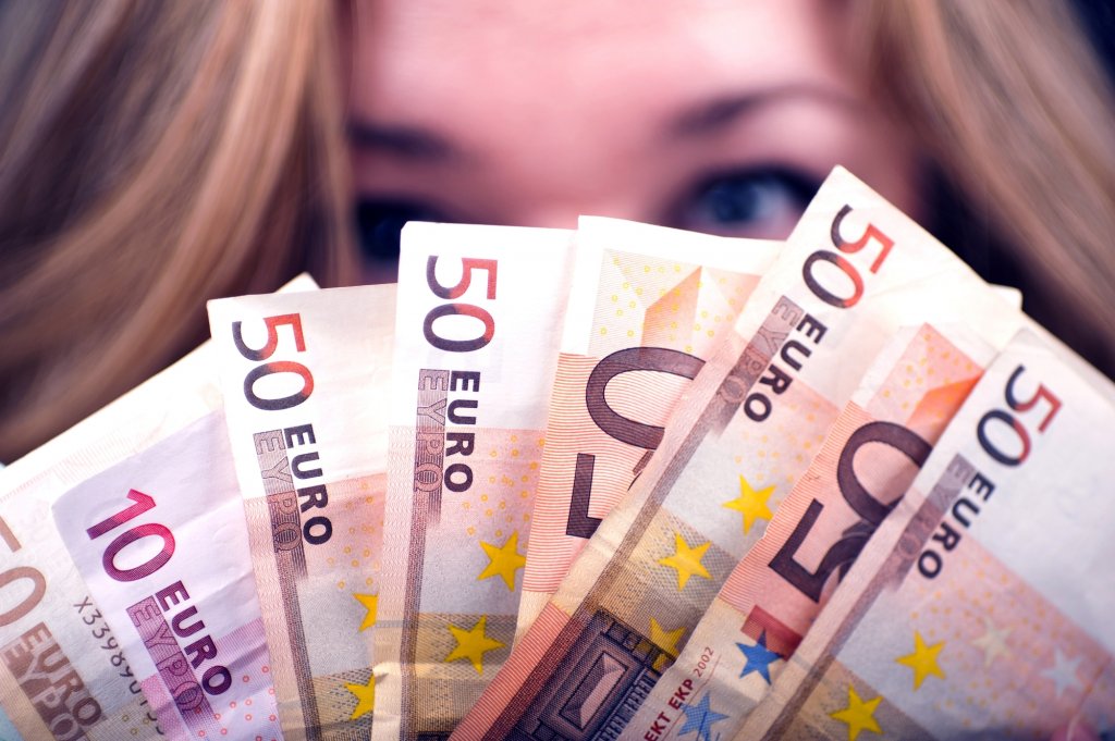 Româncă țepuită cu peste 22.000 de euro de un impostor. Făptașul s-a dat drept general