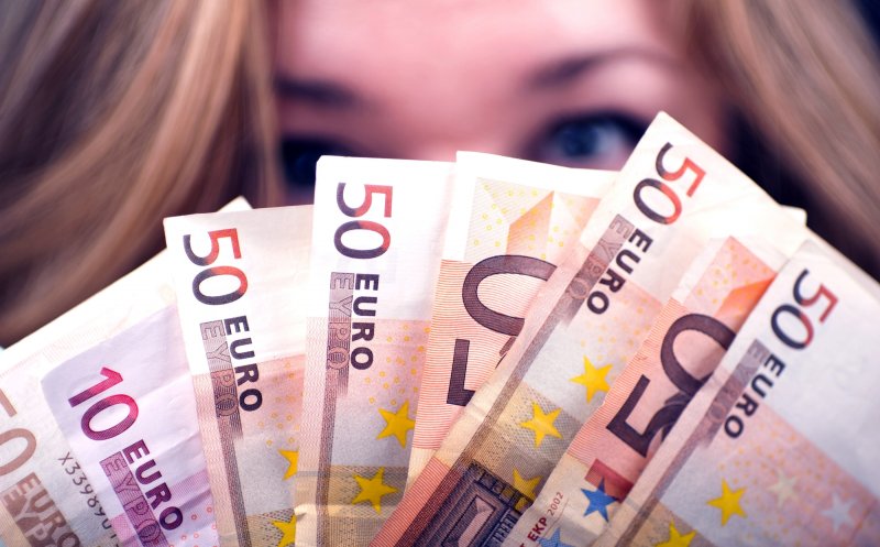Româncă țepuită cu peste 22.000 de euro de un impostor. Făptașul s-a dat drept general