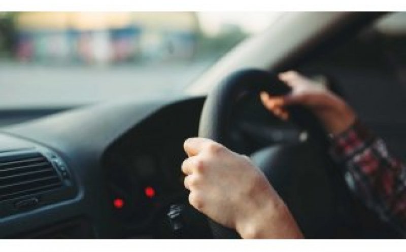 Un tânăr s-a ales cu dosar penal în minivacanța de 1 Decembrie. L-au prins conducând fără permis pe o stradă din Cluj-Napoca