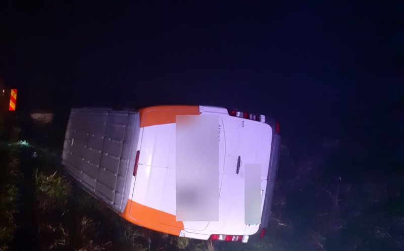 ACCIDENT la ieșire din Huedin: Autoutilitară răsturnată în şanţ