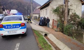 Mașină răsturnată pe un drum din Cluj. Șoferița a rămas blocată/ A intervenit descarcerarea