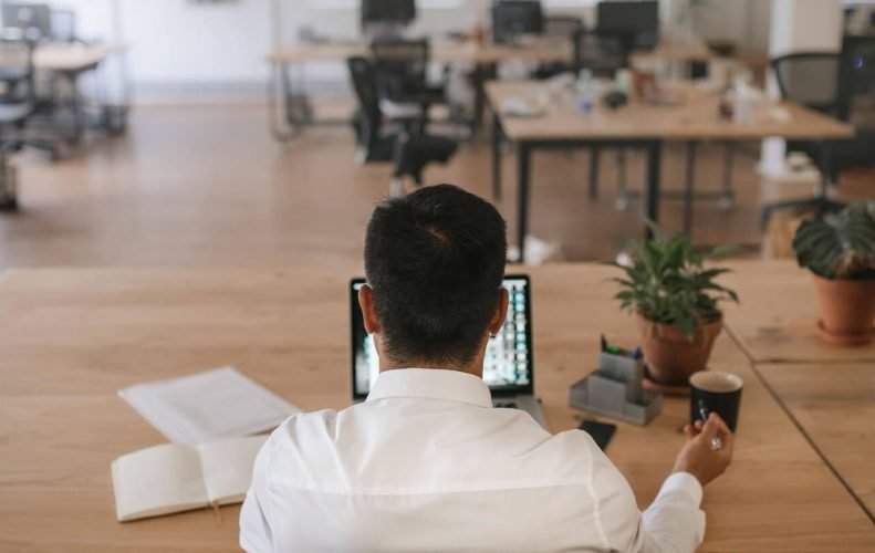 Vom mai lucra vinerea? Ce arată experimentul englezesc cu doar 4 zile de muncă, făcut în zeci de companii
