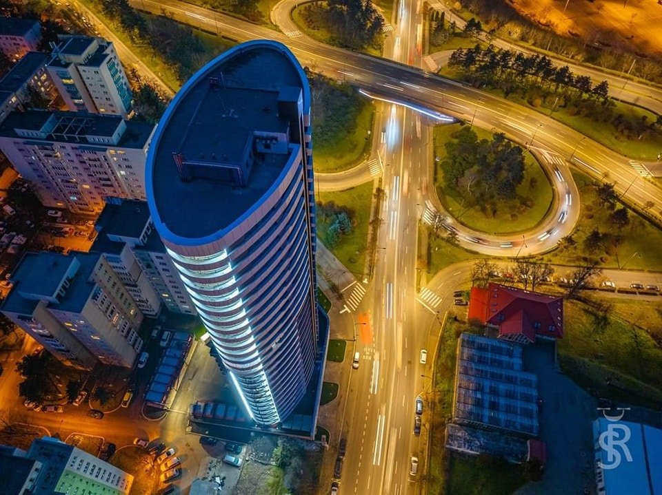 Imagini spectaculoase cu luminile aprinse în primul ”zgârie-nori” autohton: Cu picioarele pe pământ, dar cu capul în nori