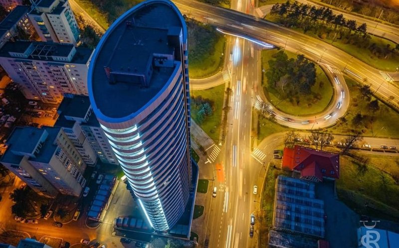 Imagini spectaculoase cu luminile aprinse în primul ”zgârie-nori” autohton: Cu picioarele pe pământ, dar cu capul în nori