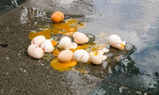 Huligani de Cluj. Doi tinerei care aruncau cu ouă în trecători au fost „taxați” de polițiști: „Au prea multe găini?!”