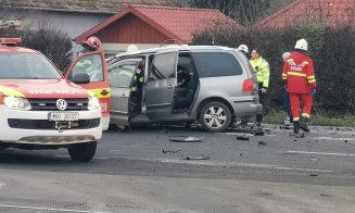 Accident GRAV la Cluj. Impact între un TIR și două mașini. Intervin descarcerarea și elicopterul SMURD/ Trafic blocat