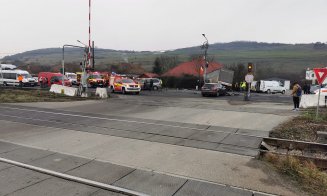 Accident GRAV la Cluj. Impact între un TIR și două mașini. Intervin descarcerarea și elicopterul SMURD/ Trafic blocat