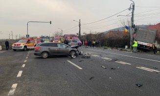 Accident GRAV la Cluj. Impact între un TIR și două mașini. Intervin descarcerarea și elicopterul SMURD/ Trafic blocat