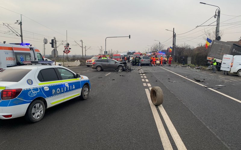 Accident GRAV la Cluj. Impact între un TIR și două mașini. Intervin descarcerarea și elicopterul SMURD/ Trafic blocat