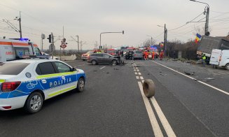 Accident GRAV la Cluj. Impact între un TIR și două mașini. Intervin descarcerarea și elicopterul SMURD/ Trafic blocat