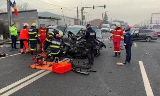 Accident GRAV la Cluj. Impact între un TIR și două mașini. Intervin descarcerarea și elicopterul SMURD/ Trafic blocat