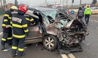 Accident GRAV la Cluj. Impact între un TIR și două mașini. Intervin descarcerarea și elicopterul SMURD/ Trafic blocat