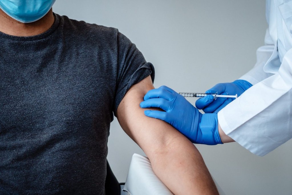 Clujul începe vaccinarea cu noul ser anti-COVID, adaptat pentru Omicron/ Cine și unde se poate vaccina