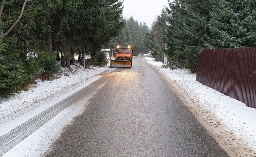 Polei pe mai multe drumuri județene. Intervenţii cu zeci de utilaje şi tone de material antiderapant