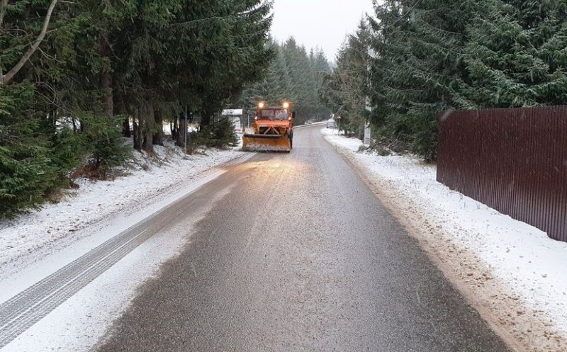 Polei pe mai multe drumuri județene. Intervenţii cu zeci de utilaje şi tone de material antiderapant