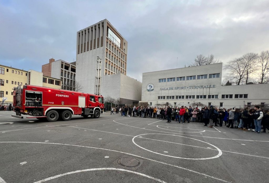 Elevii de la Colegiul George Coșbuc, evacuați de urgență. S-a declanșat alarma de incendiu