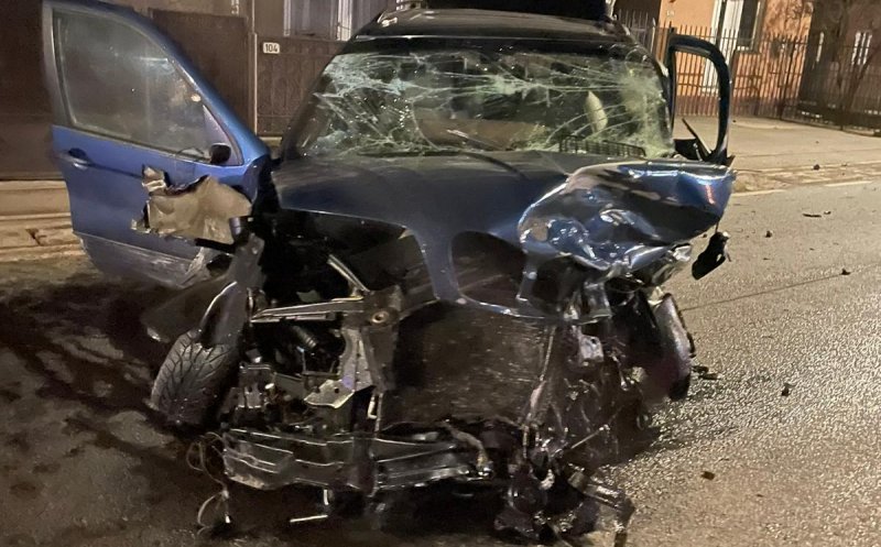 ACCIDENT cu 3 maşini făcute praf în Floreşti, după miezul nopţii: IPJ - Viraj fără acordare de prioritate. Floreştenii - Carnetul luat pe viaţă în caz de "liniuţe"