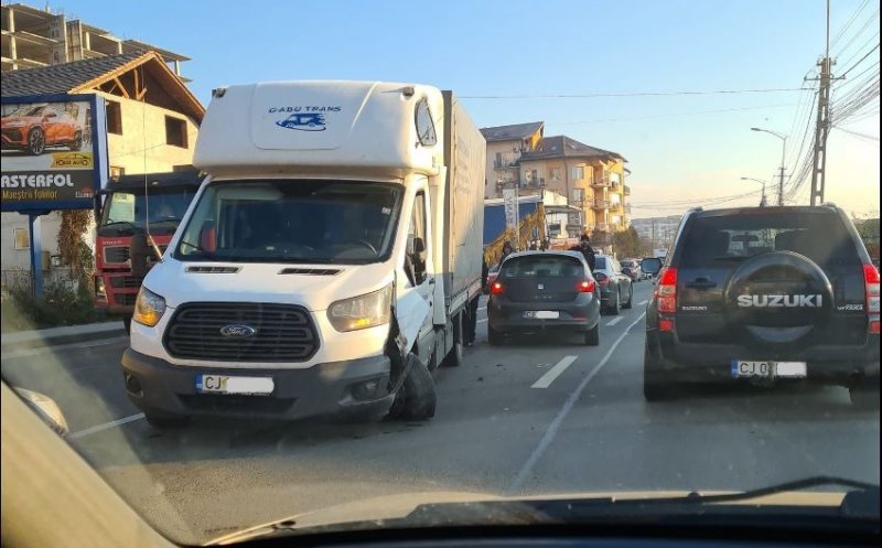 ACCIDENT în Baciu. O camionetă, blocată pe contrasens