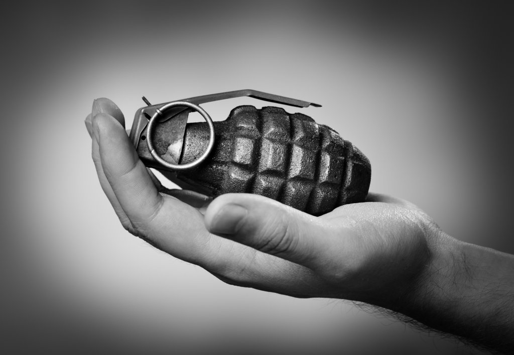 Spaimă în Ardeal. Un om a intrat cu o grenadă în sediul poliției