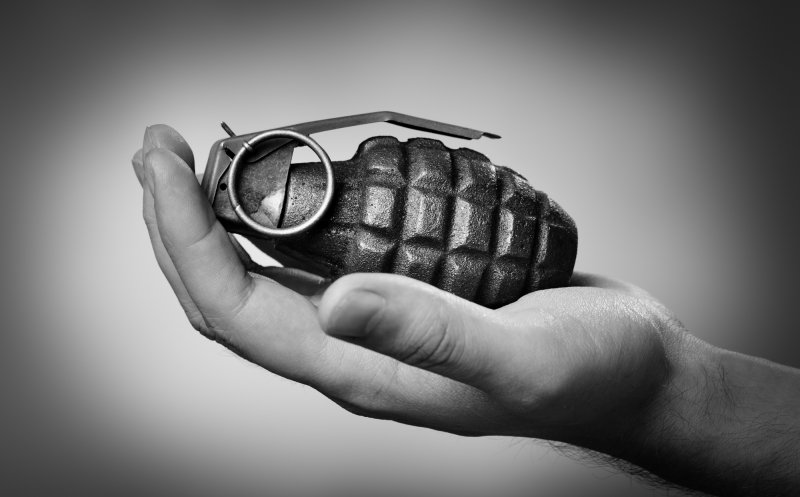 Spaimă în Ardeal. Un om a intrat cu o grenadă în sediul poliției