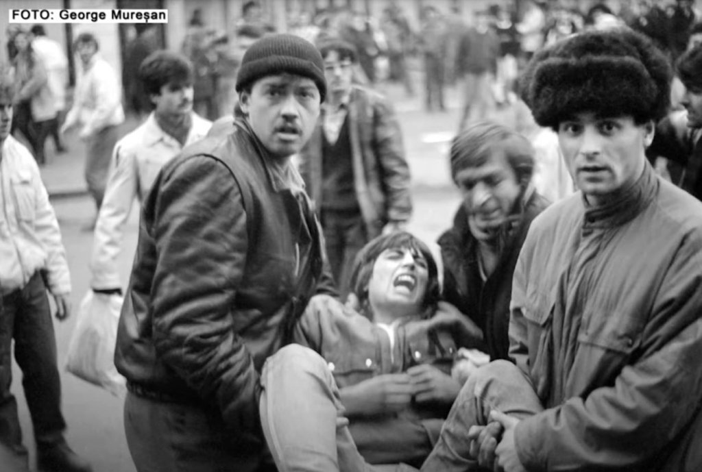 Documentarul „Mărturii fotografice de la Revoluție. Cluj-Napoca, Decembrie 1989″ se lansează astăzi, la Cinema Mărăşti