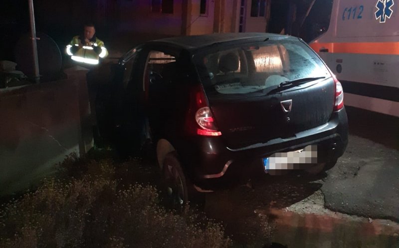 Viraj ratat şi... maşina în gard. A intervenit descarcerarea pentru a extrage victima