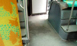 Autobuzul "murdar, care miroase" şi transportă elevii din Apahida la şcoală / Răspunsul primarului