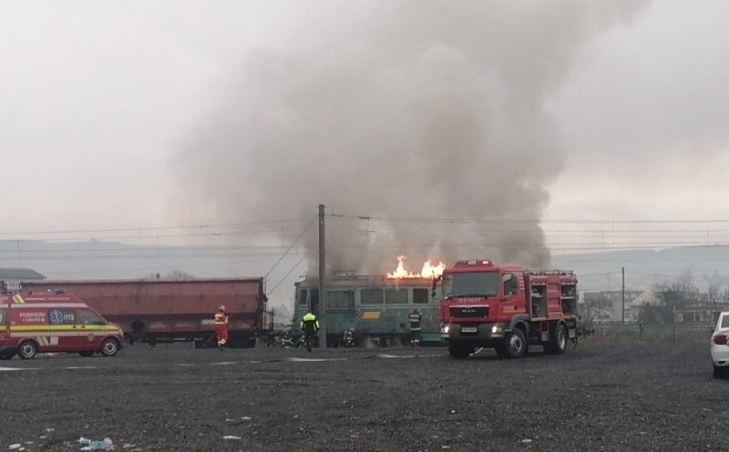 Locomotiva unui tren A LUAT FOC în Dej