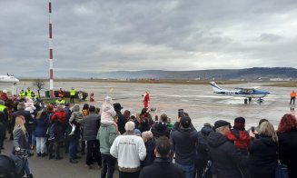 Moș Crăciun a sosit cu avionul la Cluj