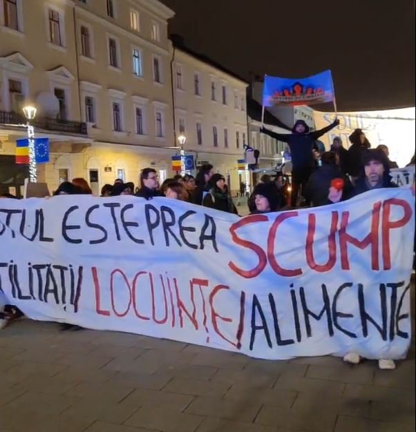 Protest la Cluj împotriva scumpirilor și a evacuărilor: "Scumpirile la noi, profitul la voi"/"Locuințe pentru toți, nu doar pentru mafioți"