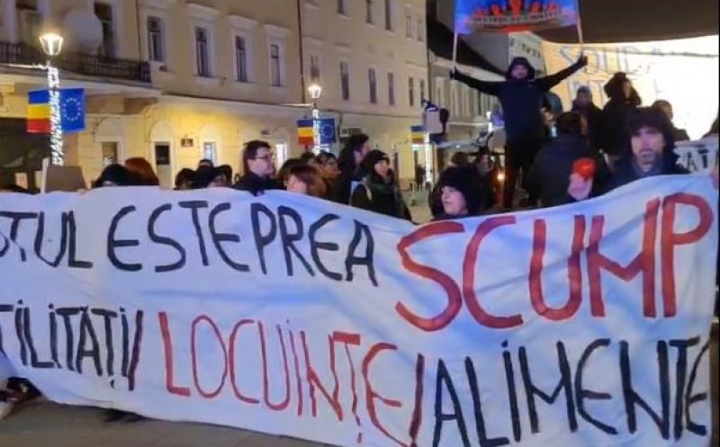 Protest la Cluj împotriva scumpirilor și a evacuărilor: "Scumpirile la noi, profitul la voi"/"Locuințe pentru toți, nu doar pentru mafioți"