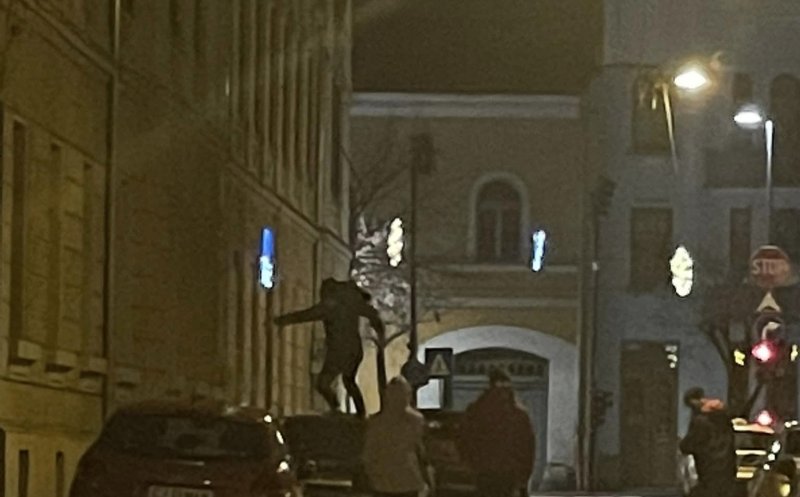 Teribilism în centrul Clujului! Tânăr surprins țopăind pe mașinile parcate pe o străduță