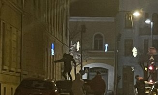 Teribilism în centrul Clujului! Tânăr surprins țopăind pe mașinile parcate pe o străduță