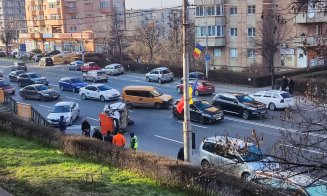 ACCIDENT cu două mașini în Mărăști. Una s-a răsturnat